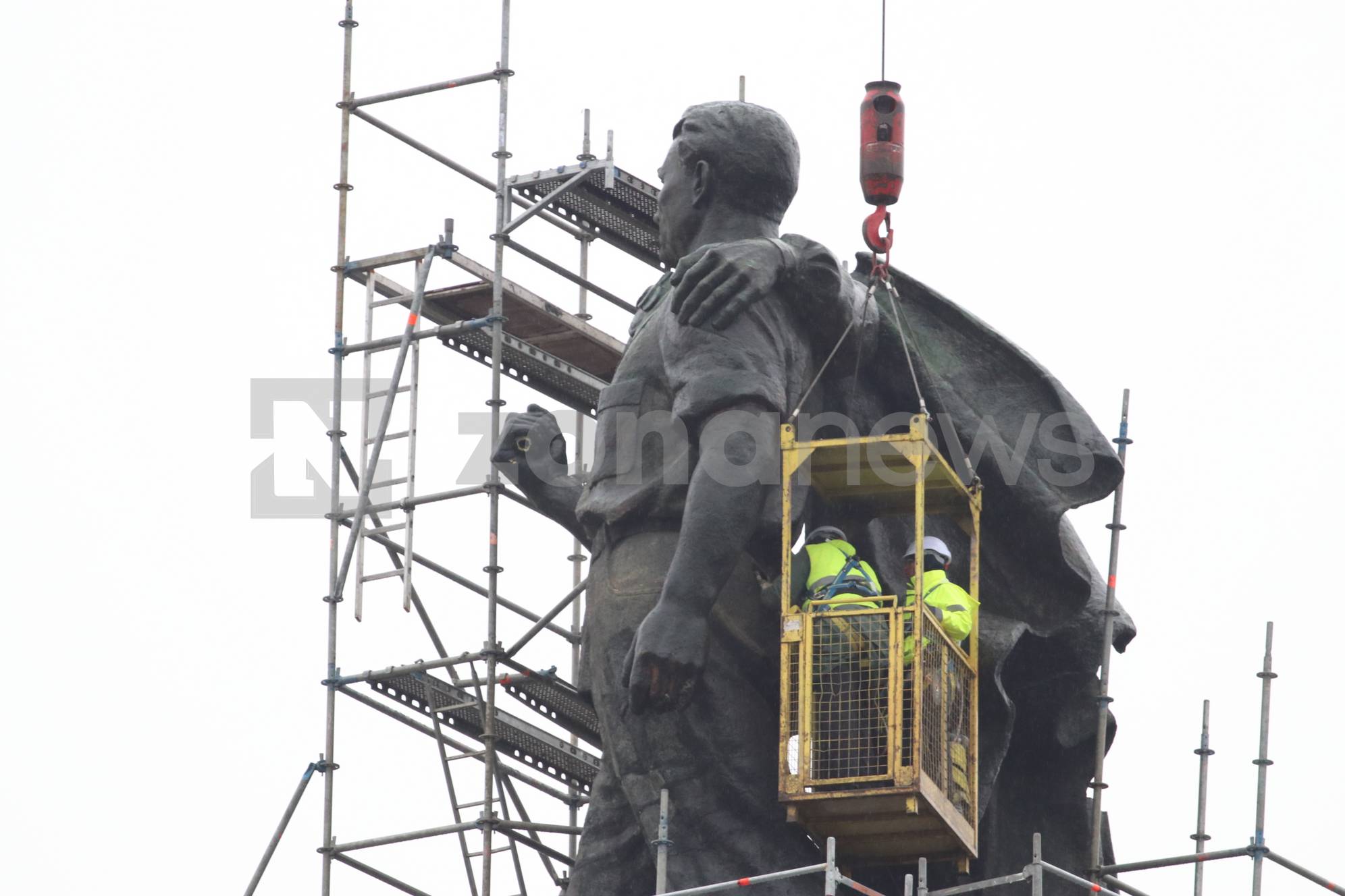 Демонтаж на фигурата на българския работник